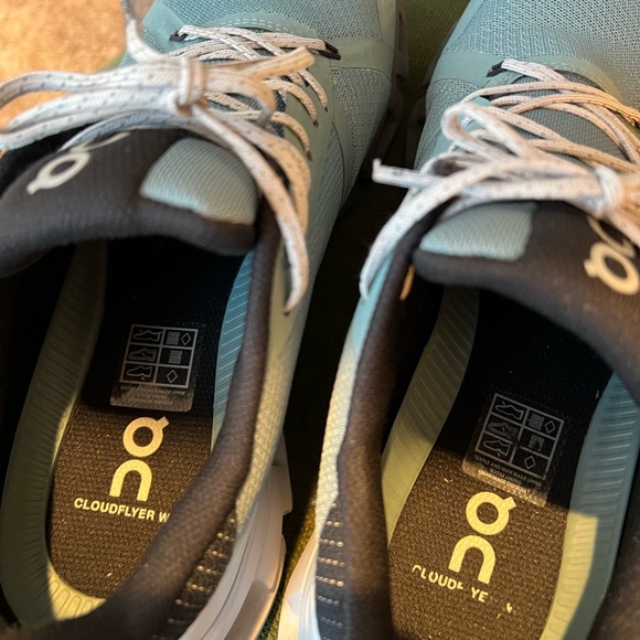ON Running Cloudflyer Waterproof Men’s 9 - LIKE NEW! - Picture 4 of 8